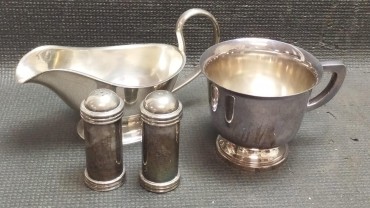 Molheira, caneca e par de saleiro e pimenteiro 