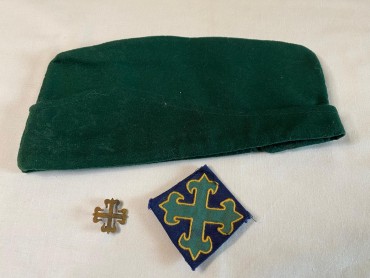 Bivaque e dois emblemas da Legião Portuguesa