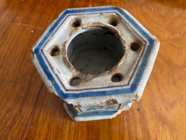 TINTEIRO SEXTAVADO EM FAIANÇA