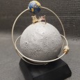 Expositor de relógio Ómega alusivo ao 50° Aniversário da missão Apollo11 à Lua e ao relógio Omega Speedmaster que acompanhou a tripulação de astronautas