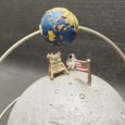 Expositor de relógio Ómega alusivo ao 50° Aniversário da missão Apollo11 à Lua e ao relógio Omega Speedmaster que acompanhou a tripulação de astronautas