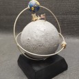 Expositor de relógio Ómega alusivo ao 50° Aniversário da missão Apollo11 à Lua e ao relógio Omega Speedmaster que acompanhou a tripulação de astronautas