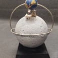 Expositor de relógio Ómega alusivo ao 50° Aniversário da missão Apollo11 à Lua e ao relógio Omega Speedmaster que acompanhou a tripulação de astronautas
