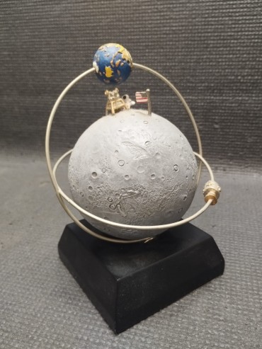 Expositor de relógio Ómega alusivo ao 50° Aniversário da missão Apollo11 à Lua e ao relógio Omega Speedmaster que acompanhou a tripulação de astronautas