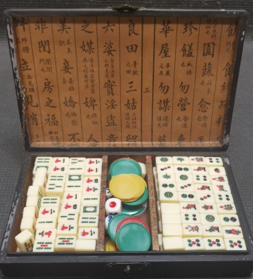 Estojo com jogos diversos (inclui Mahjong)