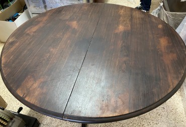 Mesa redonda com duas tábuas