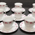 Nove chávenas e pires de chá