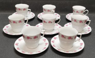 Nove chávenas e pires de chá