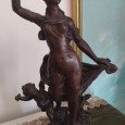 Escultura feminina com criança