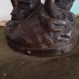 Escultura feminina com criança