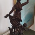 Escultura feminina com criança