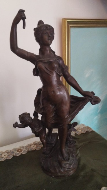 Escultura feminina com criança