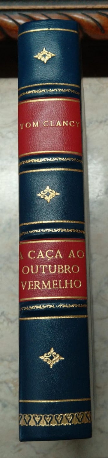 CAÇA AO OUTUBRO VERMELHO