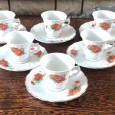 Seis chávenas de café com pires