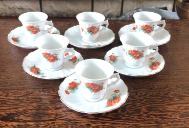 Seis chávenas de café com pires