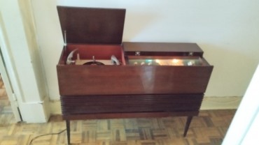 Móvel rádio com gira-discos SCHAUB LORENZ 