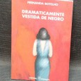 DRAMATICAMENTE VESTIDA DE NEGRO