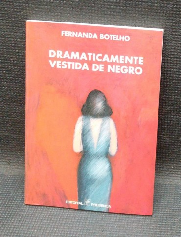DRAMATICAMENTE VESTIDA DE NEGRO
