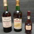 Duas garrafas de Moscatel e miniatura de vinho Royal Oporto 