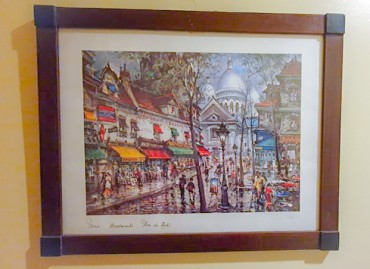 QUADRO EMOLDURADO COM GRAVURA DE MONTMARTRE