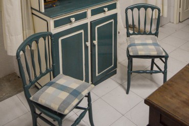 Louceiro de cozinha rustico e duas cadeiras lacadas