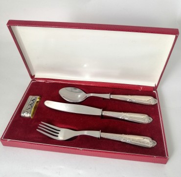 Conjunto de talheres e criança com argola de guardanapo