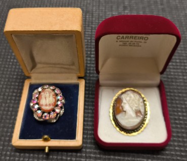 Dois alfinetes «camafeu»
