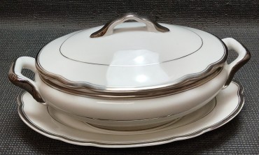 Prato coberto com travessa 