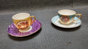 Duas chávenas de café com pires 