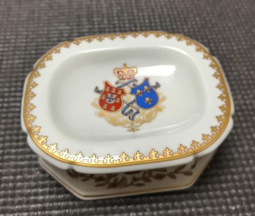 Saleiro de mesa «Brasões de Armas de El-Rei D. Carlos I e da Rainha D. Amélia»