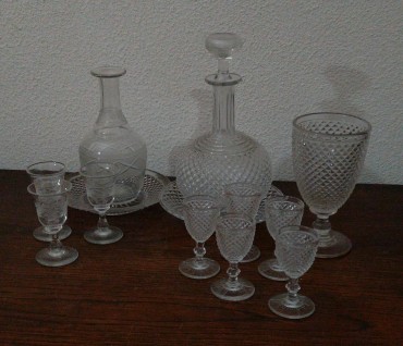 Duas garrafas e lote de copos