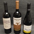 Três garrafas de vinho tinto 