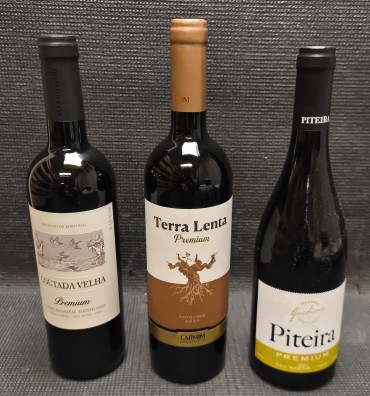Três garrafas de vinho tinto 