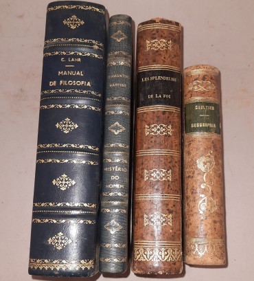 Quatro livros Com belas encadernações a Pele