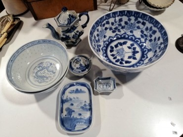 Três taças, bule, saleiro, covilhete, açucareiro e bule