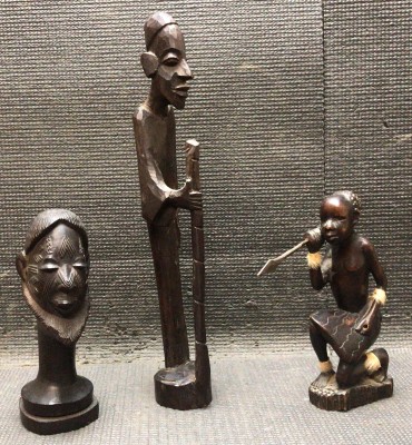 Três figuras africanas 