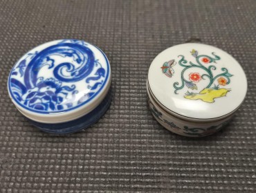 Duas caixas redondas 