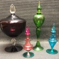 Compoteira e três frascos de perfume