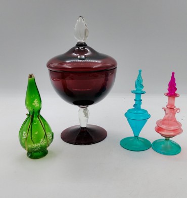 Compoteira e três frascos de perfume