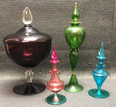 Compoteira e três frascos de perfume
