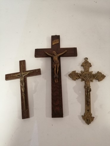 Três crucifixos 