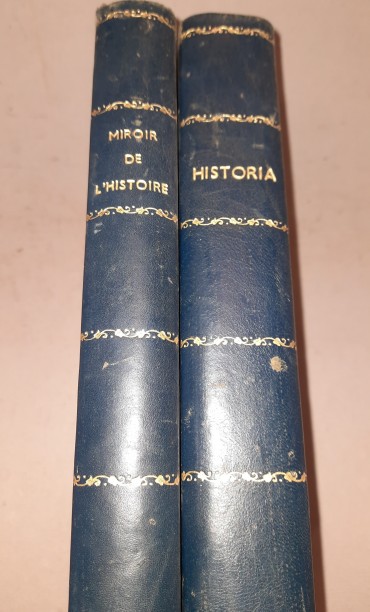 Duas encadernações com revistas de Historia 