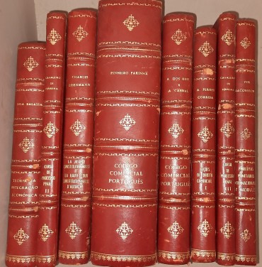 Oito (8) Livros sobre economia, direito comercial e processos penais