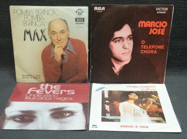 4 DISCOS DE VINIL 45 ROTAÇÕES