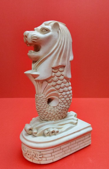 Estátua de cabeça de leão e rabo de peixe