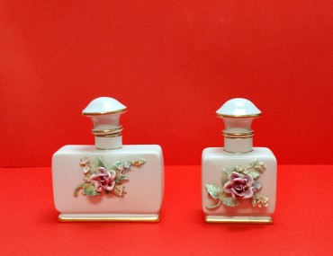 Dois frascos de perfume