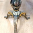 Mesa de apoio com cenas galantes