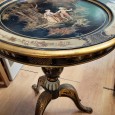 Mesa de apoio com cenas galantes