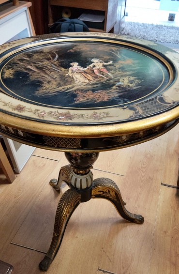 Mesa de apoio com cenas galantes