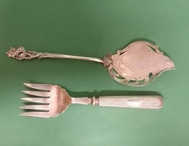 Garfo trinchante e espátula de bolo